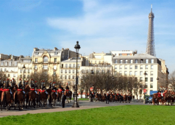 Pour sa première visite officielle en France, Béji Caid Essebsi accueilli par Harlem Désir le secrétaire d'Etat aux affaires européennes